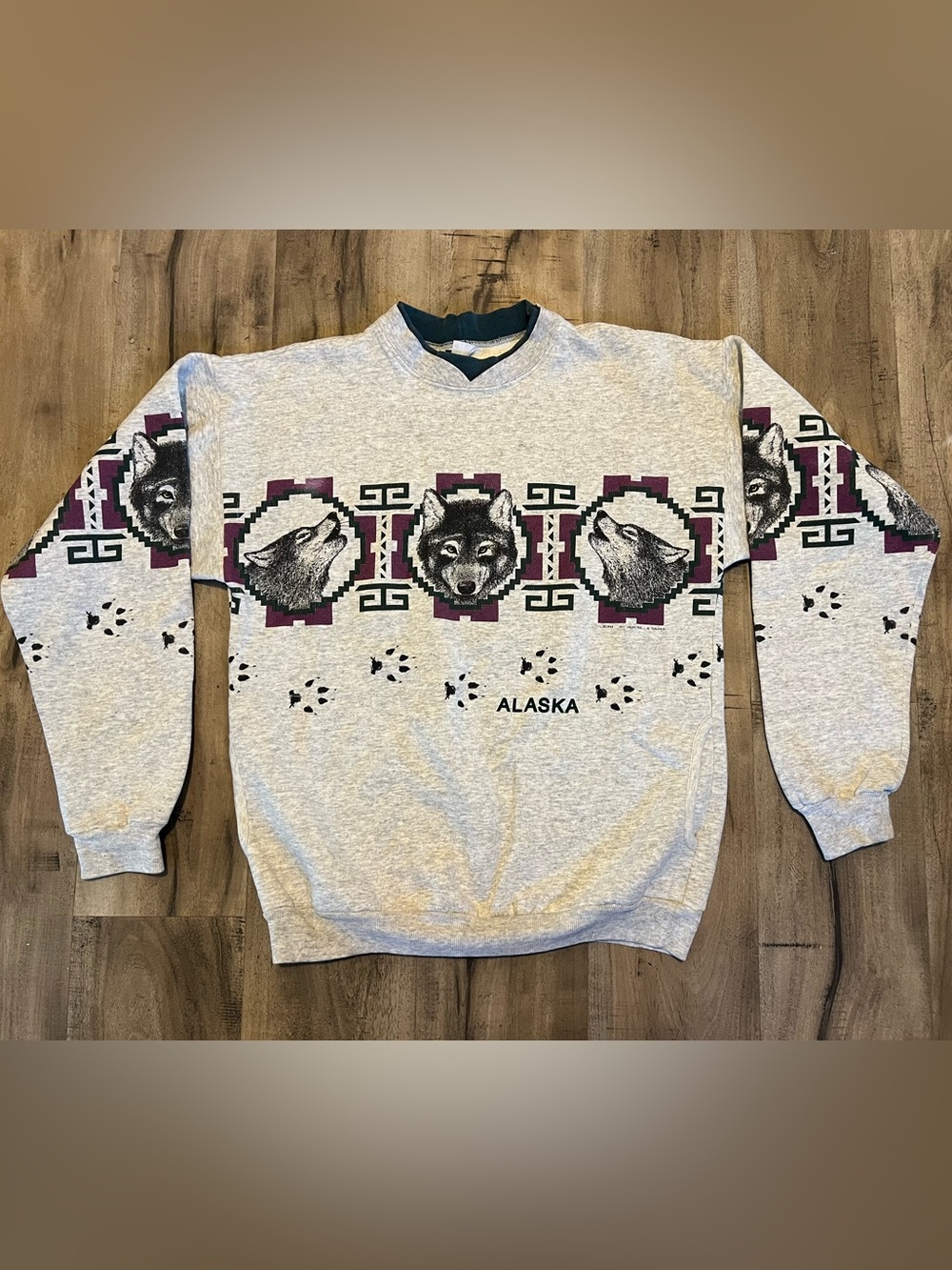 Alaska Wolf Graphic Crewneck Sweatshirt - Gray